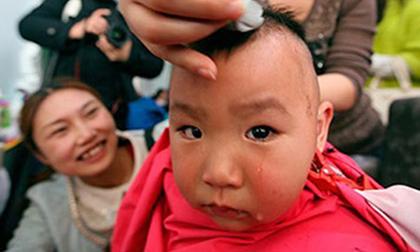 Nếu có ý định cạo trọc đầu trẻ sơ sinh cho mát thì hãy dừng ngay