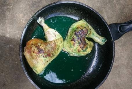  Đùi gà rán chuyển màu xanh lè như nước sơn 