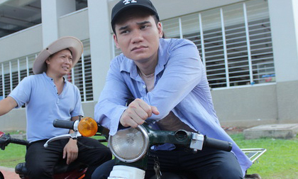 Khắc Việt làm công nhân bốc gạch, bán cá viên chiên, xe ôm để mưu sinh 