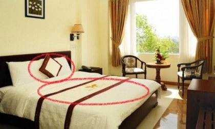 Bị cười nhạo vì không biết công dụng của chiếc gối này trong khách sạn, em chỉ muốn 'độn thổ' 