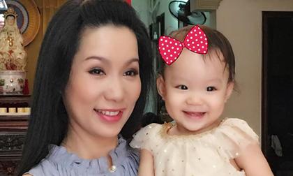 Á hậu Trịnh Kim Chi tươi trẻ bên con gái 