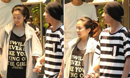 Châu Du Dân cẩn thận dìu bà xã đang mang thai 