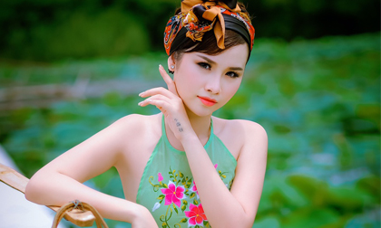 Nóng mắt với vòng eo con kiến của Thanh Trang với áo yếm đào