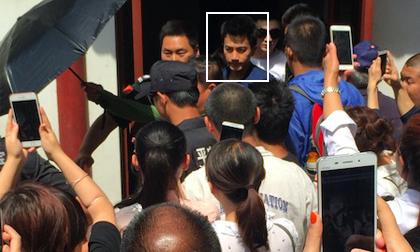 Vệ sĩ phải hộ tống Lưu Khải Uy đi vệ sinh vì fan chen chúc chụp ảnh