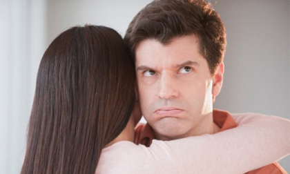 Chán vợ sồ sề xấu xí sau sinh, chồng bỏ qua nhà bạn 2 hôm để rồi...