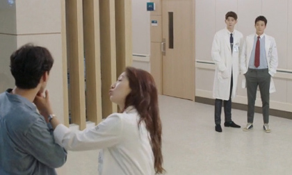 Doctors tập 7: Park Shin Hye làm 2 anh chàng 'nổi cơn' ghen tuông