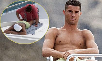 Ronaldo được mẹ mát xa chân trên du thuyền hạng sang