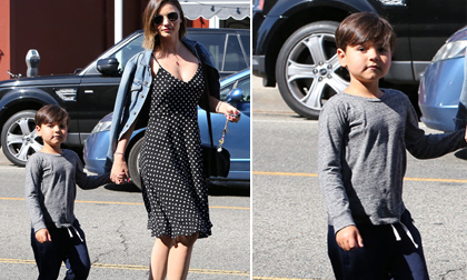 Bé Flynn đẹp trai và sành điệu như 'hot boy' theo mẹ ra phố