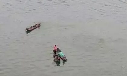 Người phụ nữ giữa đường nhảy ra cướp trẻ sơ sinh ném xuống sông