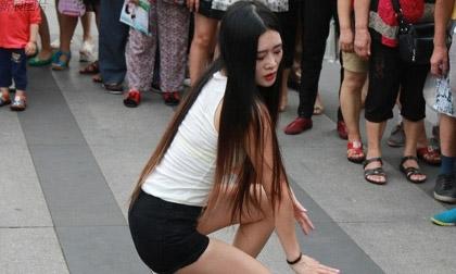 Cô gái Trung Quốc nhảy sexy nơi công cộng gây xôn xao