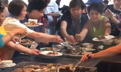 Du khách Trung Quốc tranh nhau ăn buffet ở Nha Trang