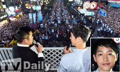 Người hâm mộ chen chúc kín đường để thấy Song Joong Ki ở trên cao