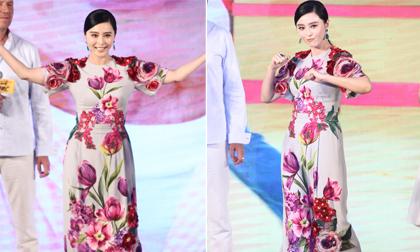 Phạm Băng Băng mặc váy hoa lòe loẹt xuất hiện bên Thành Long