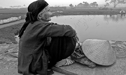 Chồng nghe lời cô vợ mới, đuổi mẹ già yếu, nghèo khó ra khỏi nhà và quả báo sau hai năm