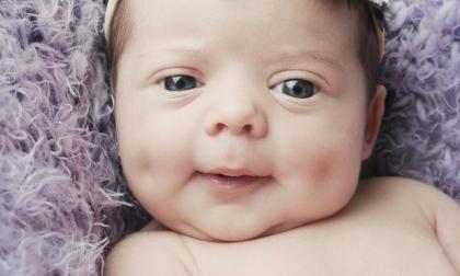 Mẹ bầu ăn quả lựu sẽ sinh con có má lúm đồng tiền?