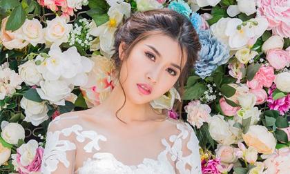 Á hậu Thúy Vân yêu kiều trước 'rừng' hoa