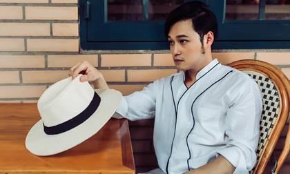 Ca sĩ Quang Vinh dạo phố với gu thời trang cực chất