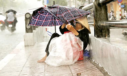 Cô gái xấu hổ không nhận người mẹ rách rưới đội mưa mang cơm cho mình để rồi...