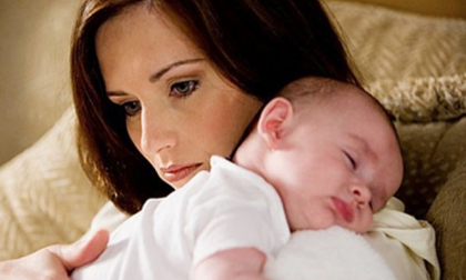 Tôi gói 15 cây vàng cùng sợi tóc của con đưa mẹ chồng rồi kéo vali về thẳng nhà ngoại