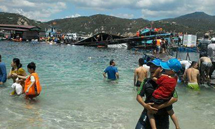 Sập nhà hàng nổi ở Vĩnh Hy, Ninh Thuận: Hàng trăm du khách rơi xuống biển