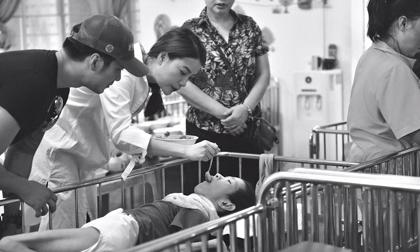 Trương Ngọc Ánh giản dị đi thăm trẻ em tàn tật, mồ côi