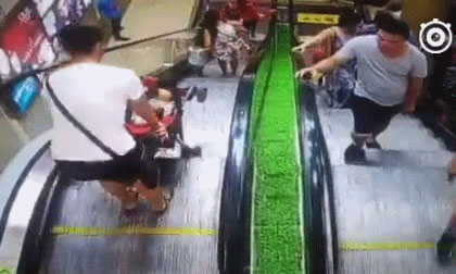 Bất cẩn, mẹ tuột tay làm con ngồi xe đẩy rơi xuống chân thang cuốn