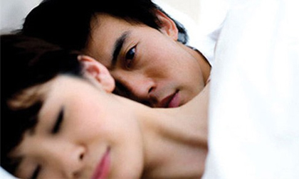 Ngã ngửa vì vợ xinh đẹp hết cặp với 'tình già' lại đến 'phi công'