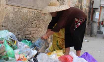 Mẹ vợ tương lai nhặt ve chai ở bãi rác và hành động không ngờ của chàng trai giàu có
