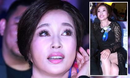 Lưu Hiểu Khánh trang điểm trắng bệch, lộ mặt lồi lõm