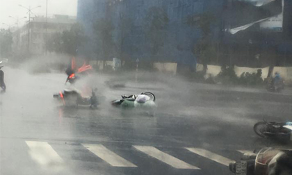 Bão số 1 càn quét Hà Nội, 'quật ngã' người đi đường