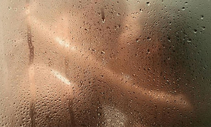 Về quê thăm vợ đẻ, tôi sững người thấy vợ và anh nuôi đang tắm cho nhau...