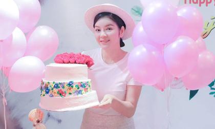 Lý Nhã Kỳ xinh đẹp trong buổi tiệc sinh nhật do fans tổ chức