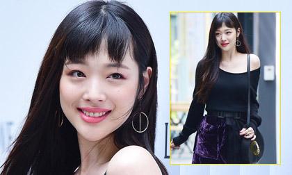 Sulli hờ hững khoe vai trắng nõn nà tại sự kiện