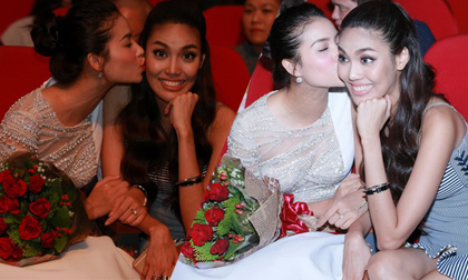 Biểu cảm cực yêu của Lan Khuê và Phạm Hương khi ở bên nhau