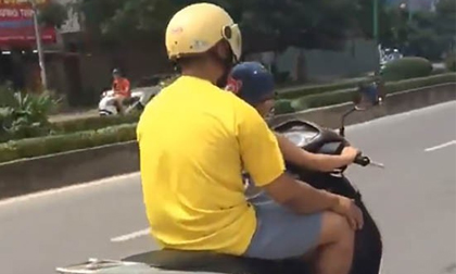 Thót tim cảnh bé trai lái xe máy chở bố vi vu giữa phố Hà Nội