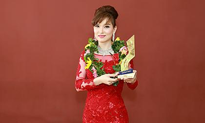 Doanh nhân Trịnh Yến vinh dự nhận Cúp Bàn Tay Vàng 2016