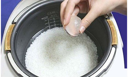Đặt thử 2-3 cục đá lạnh vào nồi cơm, điều tuyệt vời sẽ đến