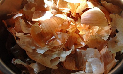 Bạn sẽ không vứt bỏ vỏ hành tây nếu biết những công dụng này