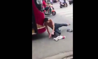 Tự lao đầu vào ô tô ăn vạ đòi đền bù