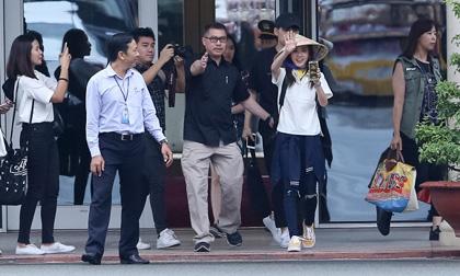 Dara (2NE1) khoe vẻ đẹp không tuổi, đội nón lá tươi cười chào fan Việt 