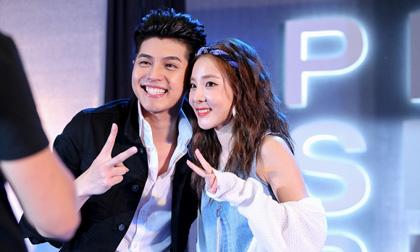 Noo Phước Thịnh cười tít mắt khi được chụp chung với Dara (2NE1)