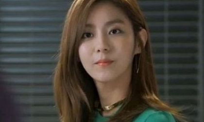 Nhìn ô sin, tôi cười nhạt: 'Chồng chị không biết mặc đồ lót cho phụ nữ đâu'