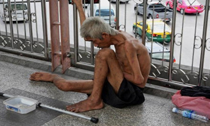 Khi biết ông lão ăn xin vừa qua đời và có 900 triệu, người thân xa cách 30 năm đột nhiên xuất hiện…