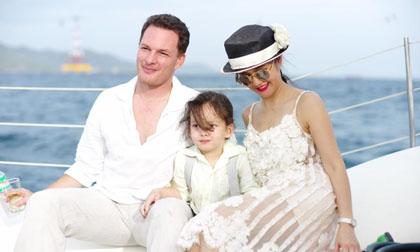 Gia đình Hồng Nhung đi du thuyền ra khơi ngắm biển