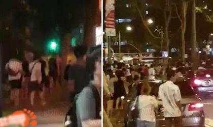 Mặc nguy hiểm, nhiều người tràn xuống đường khi ô tô đang chạy để bắt Pokemon