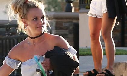 Britney Spears bị soi chân to như chân voi