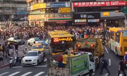 Đường phố 'vỡ trận' vì dòng người kéo nhau đi bắt Pokemon