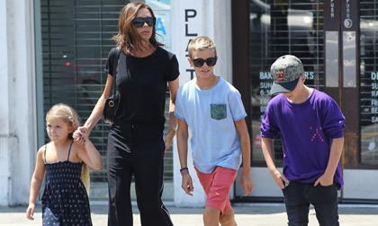 Mẹ con Vic sành điệu như trình diễn thời trang trên phố