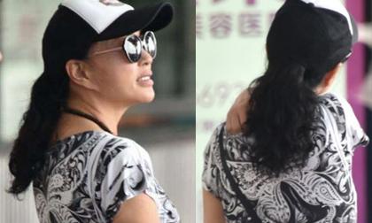 Lưu Hiểu Khánh mất điểm vì vô tư đứng gãi giữa sân bay