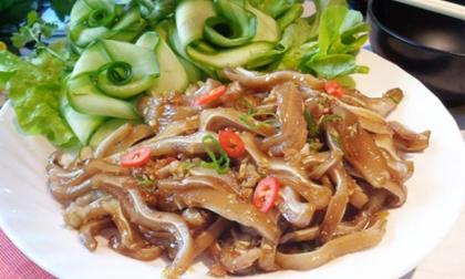 Đổi vị cho cả nhà với món tai lợn xào sả ớt giòn sần sật 